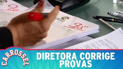 Diretora corrige provas