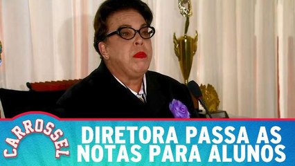 Diretora passa as notas para alunos