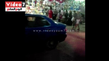 بالفيديو.. باعة يفرشون بضائعهم على رصيف شارع العشرين فى فيصل