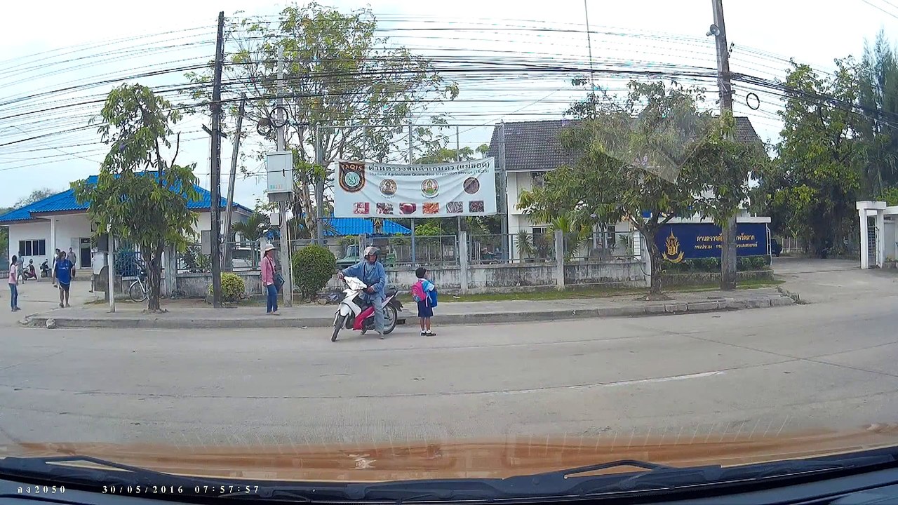 Un gamin tombe d'une camionnette en plein virage et se retrouve au milieu de la route
