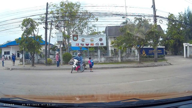 Un gamin tombe d'une camionnette en plein virage et se retrouve au milieu de la route