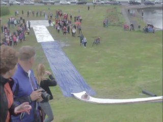 Un Slip n'Slide vertigineux en Islande ! Toboggan de fou