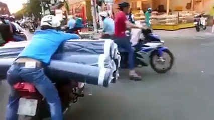 Livraison de tapis en scooter... Efficace le gars