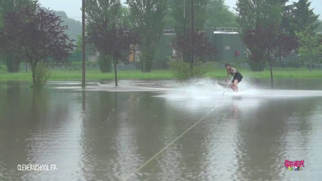 Il profite des inondations pour faire du wakeboard à Breuillet dans Essonne