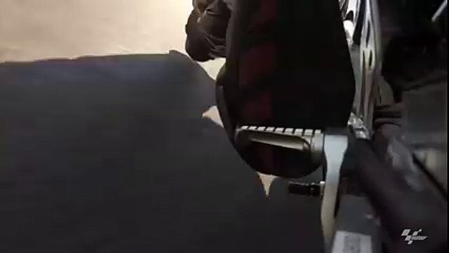 Frotter le repose-pied de sa moto sur la piste