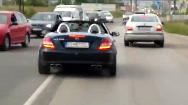 Une voiture profite d’une ambulance pour doubler tout le monde