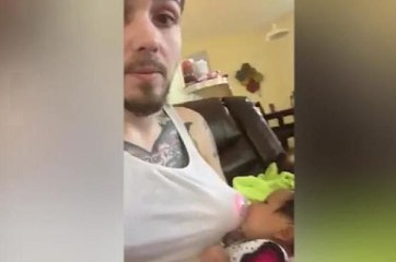 Karısı işe gidince bebeğini böyle emzirdi