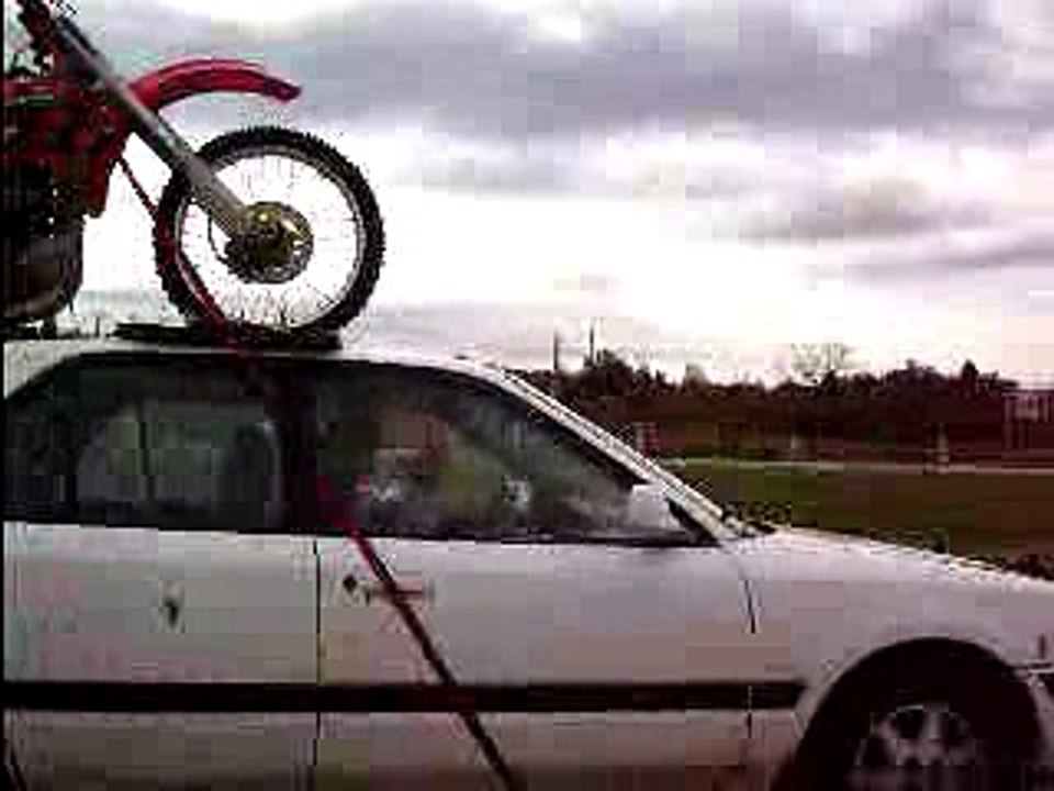 Moto sur le toit d'une voiture