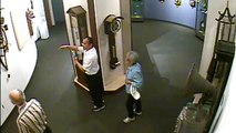 Régis fait tomber une horloge dans un musée