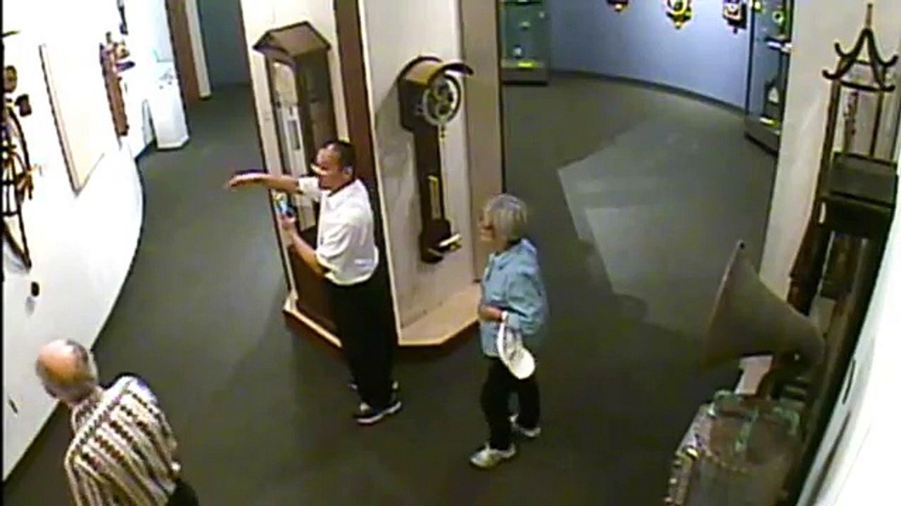 Régis fait tomber une horloge dans un musée