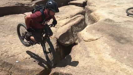 Un cycliste frôle la mort au bord d'une falaise