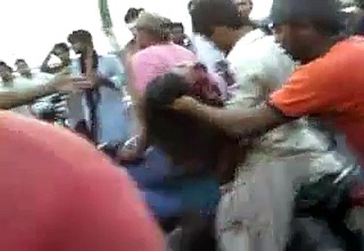 One Wheeling Karte Howe Hayderabad Main Larki k Sath Kia Howa