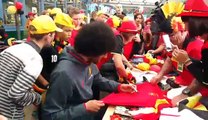 Fellaini et  Benteke à l'école de l'arbre vert à Mons