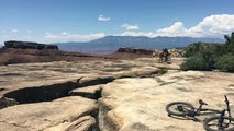 Un cycliste se fait la frayeur de sa vie en chutant au bord d'une immense falaise !