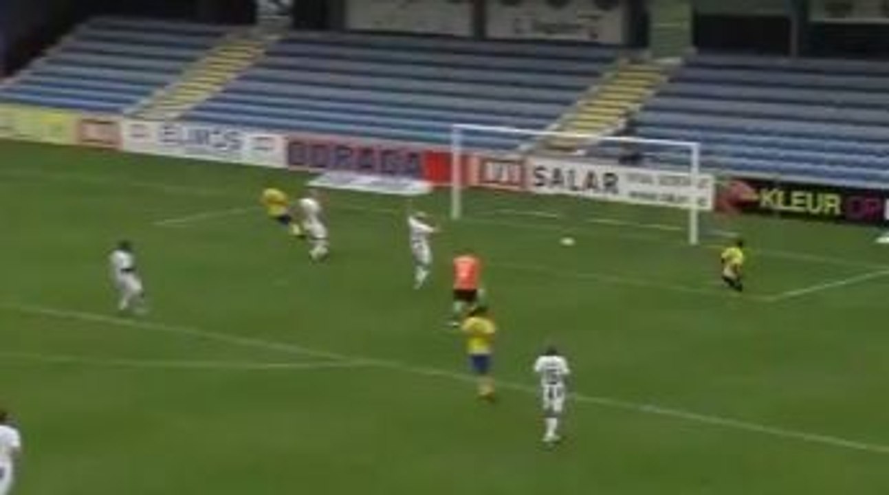 Funny Football and Soccer Moments Ever - Easy Goal Chance Missed