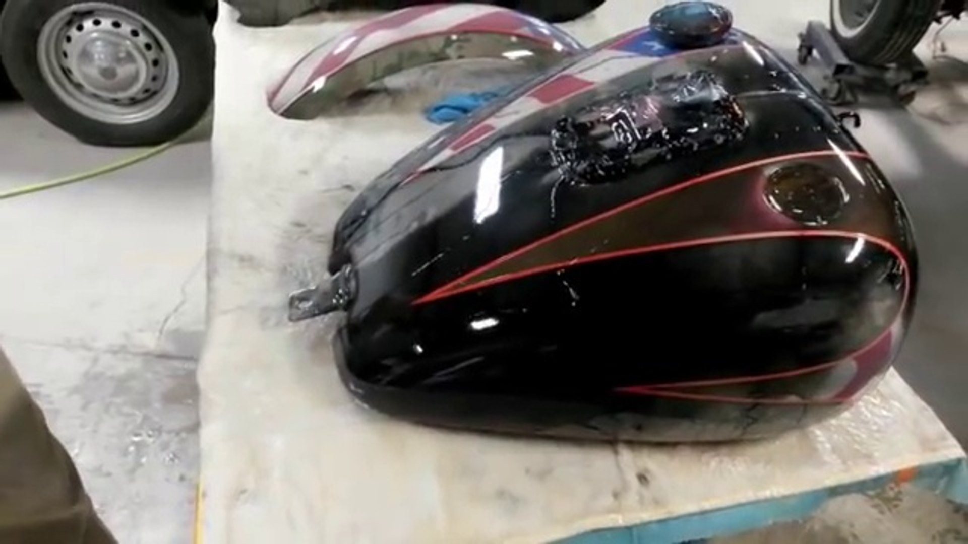 La peinture de ces motos change de couleur sous l'eau - Vidéo Dailymotion