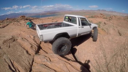 Ce pilote et sa JEEP escalade les rochers et les pente vertigineuses... Easy!!!!