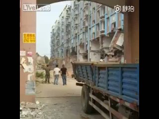 Kaçanlar kurtuldu... Devasa bina böyle yıkıldı