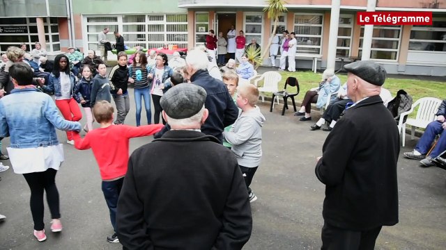 Carhaix. Les frères Morvan chantent pour les écoliers et les personnes âgées