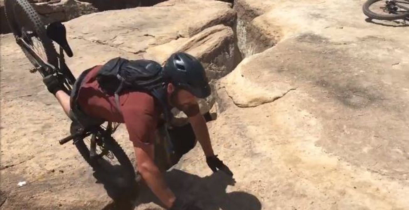 Un cycliste fait une terrible chute au bord d’une falaise mais survit (vidéo)