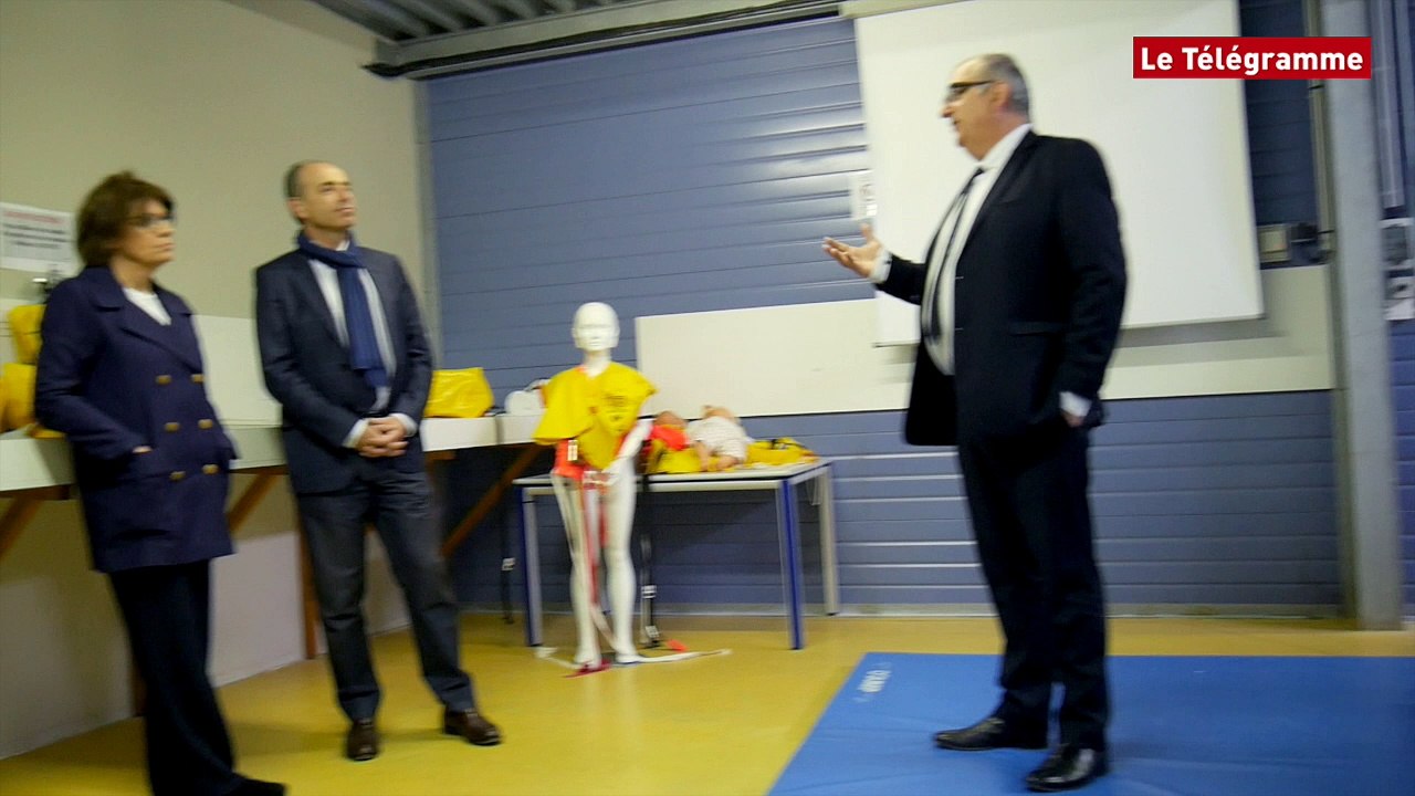 Morlaix. Jean-François Copé visite l'école aéronautique Icare