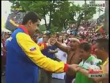 Mientras un grupo de personas protestaban por la falta de comida Maduro bailaba