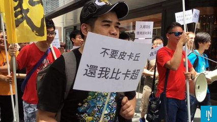 Les fans défilent dans la rue pour protester contre le changement de nom de Pikachu !