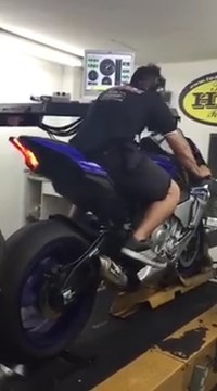 Passage au banc d'une Yamaha R1 plutôt violent