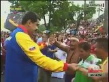 Mientras un grupo de personas protestaban por la falta de comida Maduro bailaba