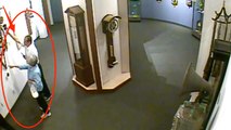 Un homme détruit une horloge inestimable dans un musée !