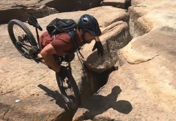 En vélo il rate son saut et manque de tomber d'une falaise!