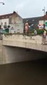 Inondations à Orléans - Ils sautent et se baignent sur la rocade inondée de la ville