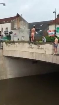 Inondations à Orléans - Ils sautent et se baignent sur la rocade inondée de la ville