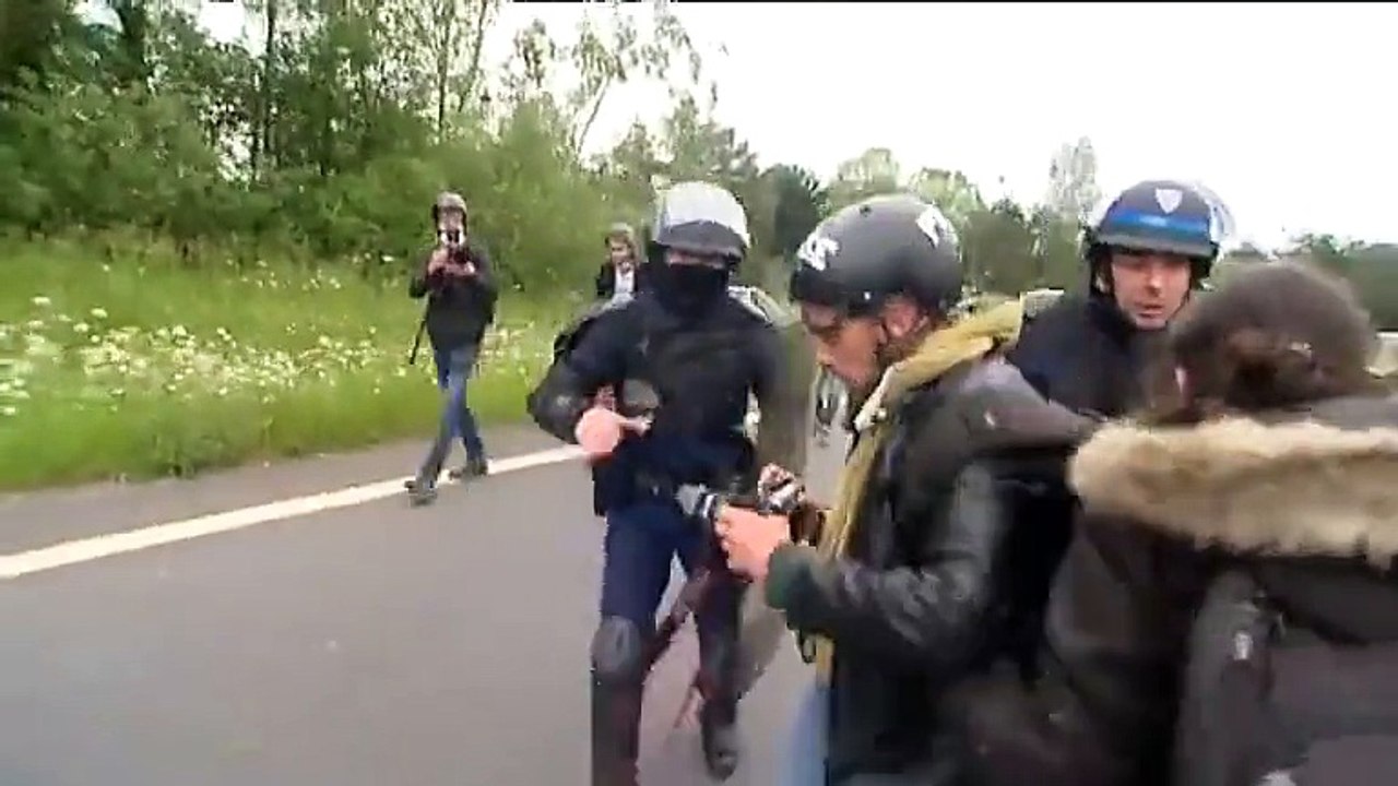 Quand les Policiers et CRS chargent les journalistes pendant une manifestation à Rennes