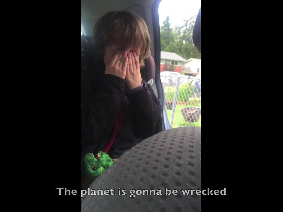 Ce petit est en pleurs à cause des gens qui polluent.. Ya pas d'age pour etre écolo