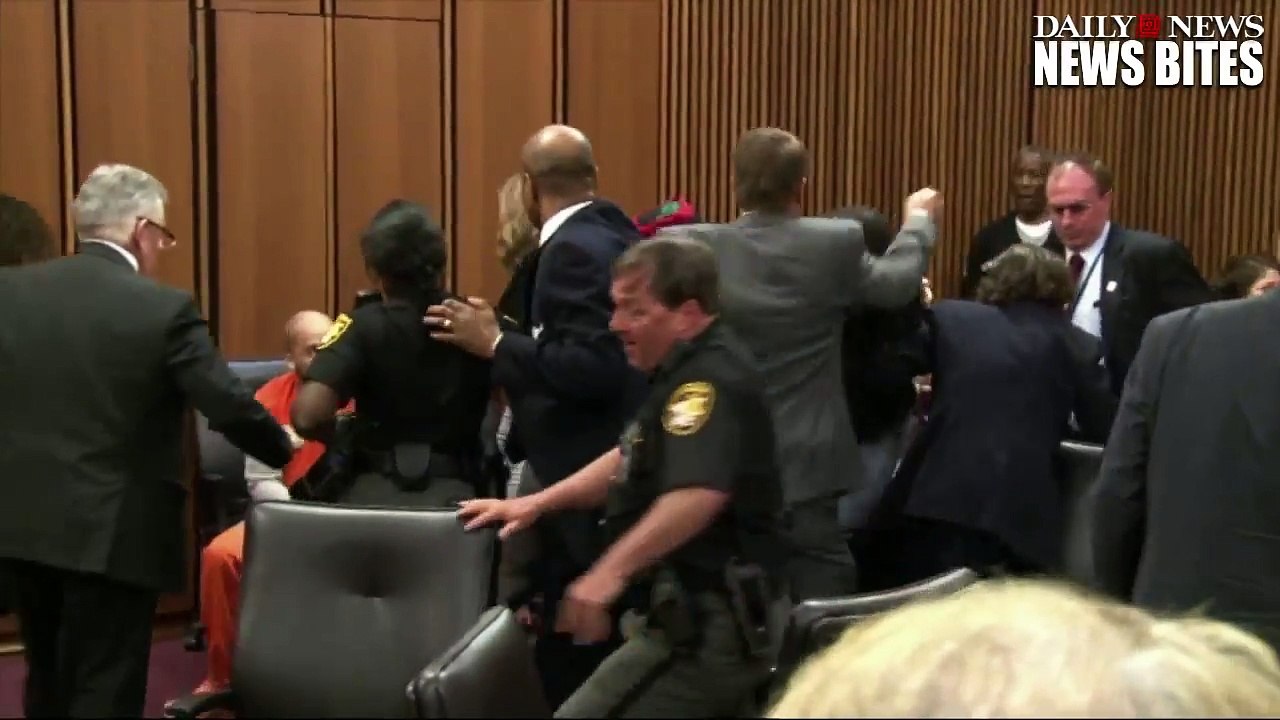 [VIDÉO] Un père s'en prend au meurtrier de sa fille en plein tribunal.
