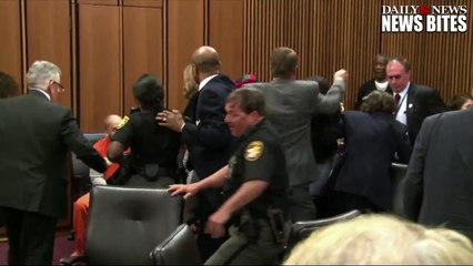 [VIDÉO] Un père s'en prend au meurtrier de sa fille en plein tribunal.