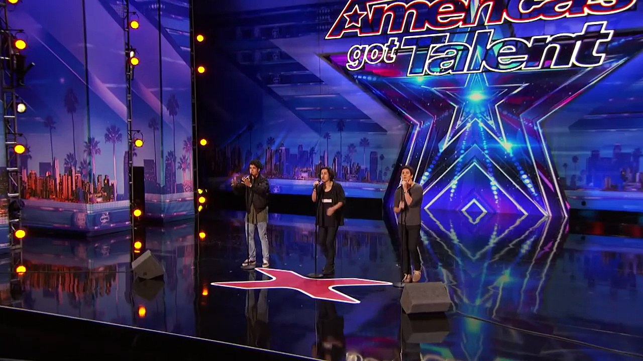Quand le juge voit qui chante de cette façon, il est figé d'admiration!