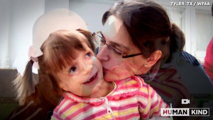 Ses proches voient le visage de son bébé et lui disent de l'abandonner! Puis ce qu'une inconnue fait est inimaginable!