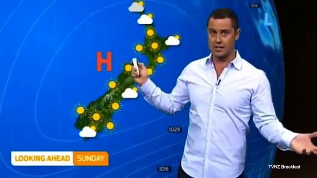 Un présentateur météo devant une forme suggestive à la télévision - Regardez