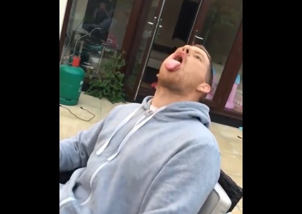 Il pensait rattraper une cacahuète avec sa bouche!