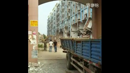 Video herunterladen: Démolition d'immeuble qui tourne au drame en chine