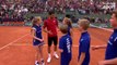 Novak Djokovic appele les ramasseurs de balle pour feter sa qualification en final de Roland-Garros 2016