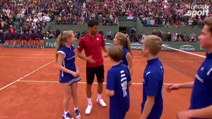 Télécharger la video: Novak Djokovic appele les ramasseurs de balle pour feter sa qualification en final de Roland-Garros 2016