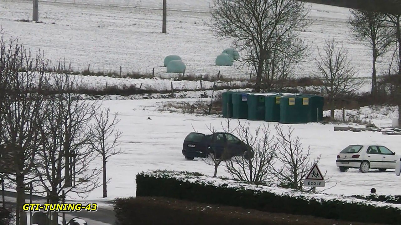 Dérapages sur la neige en Peugeot 306 et Renault Scénic