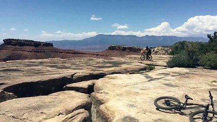 Un cycliste frôle la mort, puis rigole comme s'y de rien n'était.