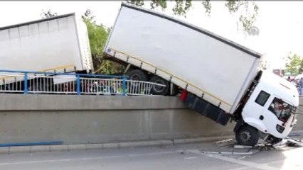 Freni Boşalan Tır Köprüde Asılı Kaldı