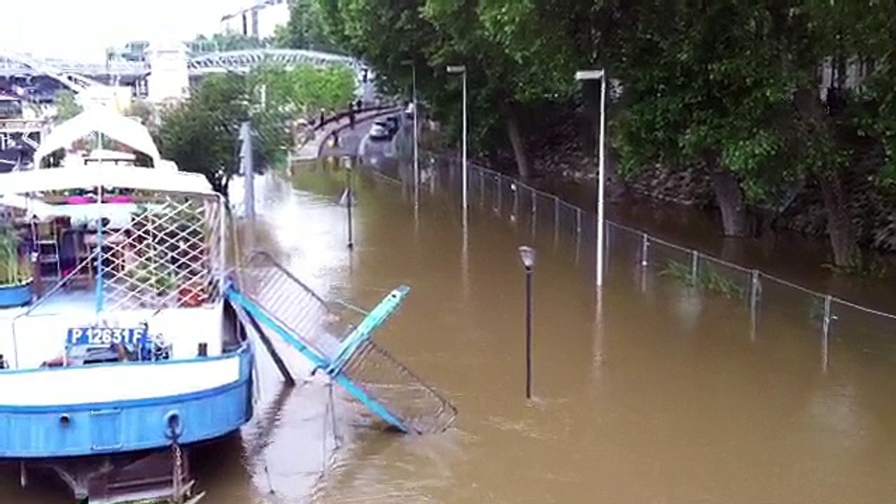 À Paris, le niveau de la Seine n'en finit plus de monter - Les quais ont été complètement inondés aux abords de la Gare d'Austerlitz