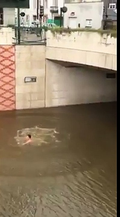 Une route inondée sert de piscine (Orléans)