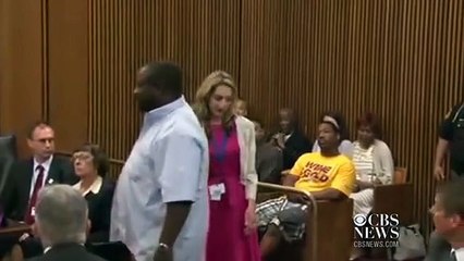 Un père de famille attaque le meurtrier de sa fille en plein tribunal